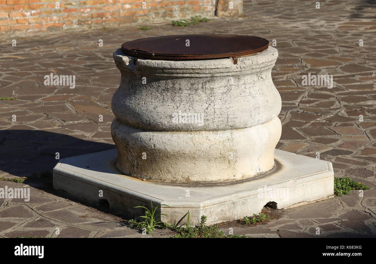 Well made of stone hi-res stock photography and images - Alamy