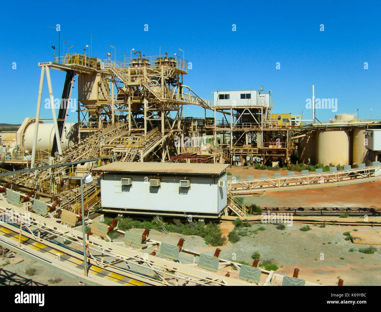 Gold mine processing plant hires stock photography and images Alamy