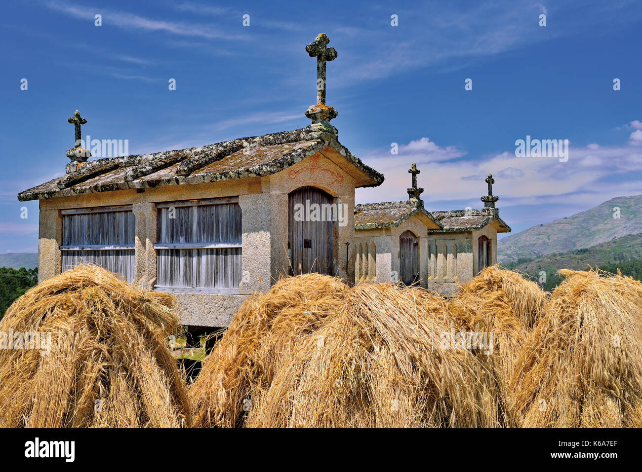 Portugal, National Park Peneda Geres: Historic corn storages 'espuigueiros'  with small haystacks Stock Photo