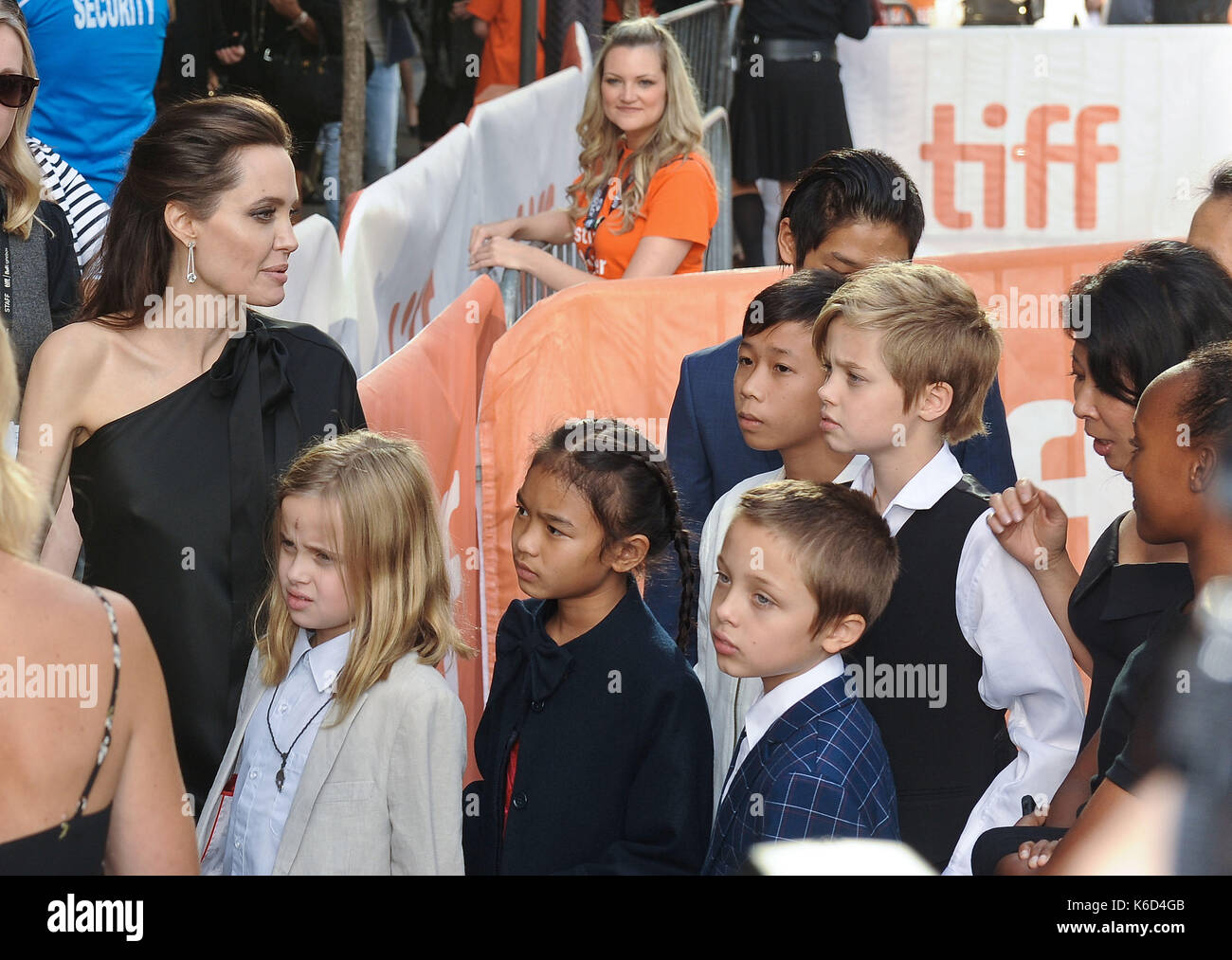 Shiloh jolie pitt and vivienne jolie pitt hi-res stock photography and  images - Page 2 - Alamy