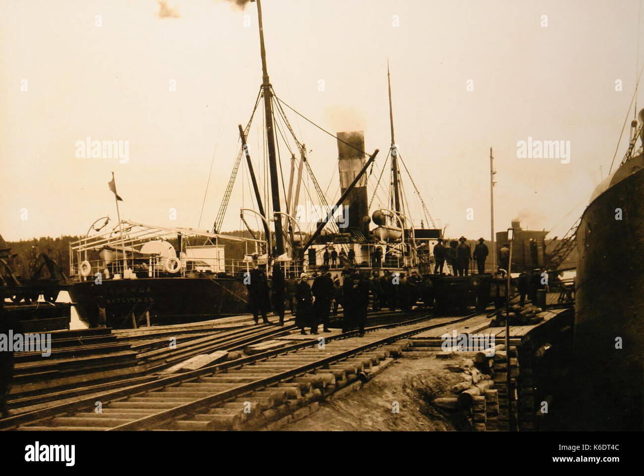 Dampfschiff Nadezda (Hoffnung) mit Fracht der Alliierten am Hafen von Romanov an der Murmanbahn, Foto von I V Kostickij, 1916 Stock Photo