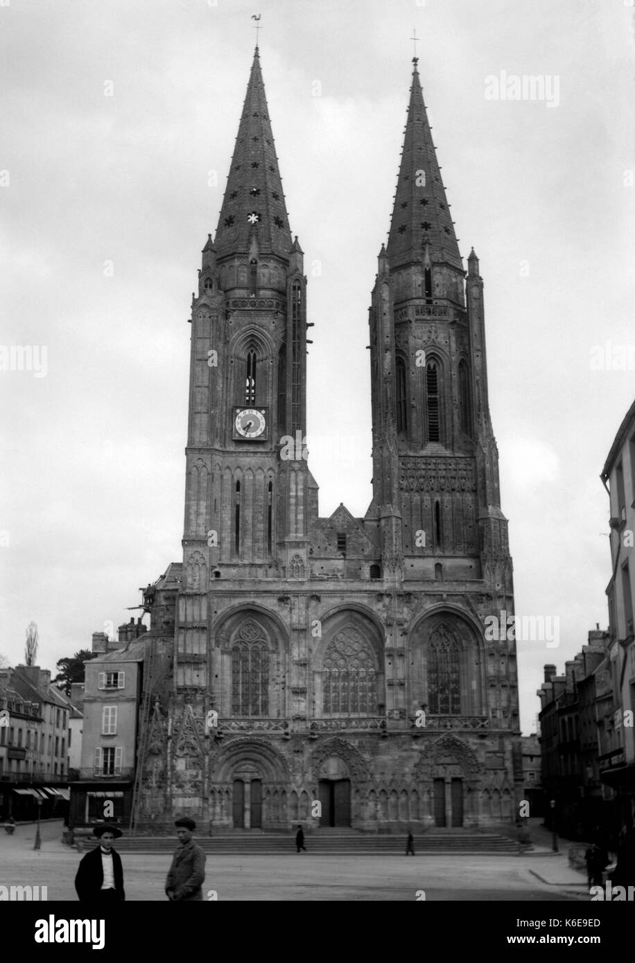 AJAXNETPHOTO. 1891-1910 (APPROX). SAINT-LO, NORMANDY.FRANCE. - EGLISE NOTRE DAME DE SAINT-LO. CHURCH OF OUR LADY. 50% DESTROYED BY ALLIED BOMBING IN BATTLE OF NORMANDY 1944.A GOTHIC STYLE CHURCH WITH TWIN SPIRES IN A TOWN SQUARE WITH TWO BOYS, ONE WEARING A BASQUE OR BRETON STYLE BERET. PHOTOGRAPHER:UNKNOWN © DIGITAL IMAGE COPYRIGHT AJAX VINTAGE PICTURE LIBRARY SOURCE: AJAX VINTAGE PICTURE LIBRARY COLLECTION REF:AVL FRA 1890 02 Stock Photo
