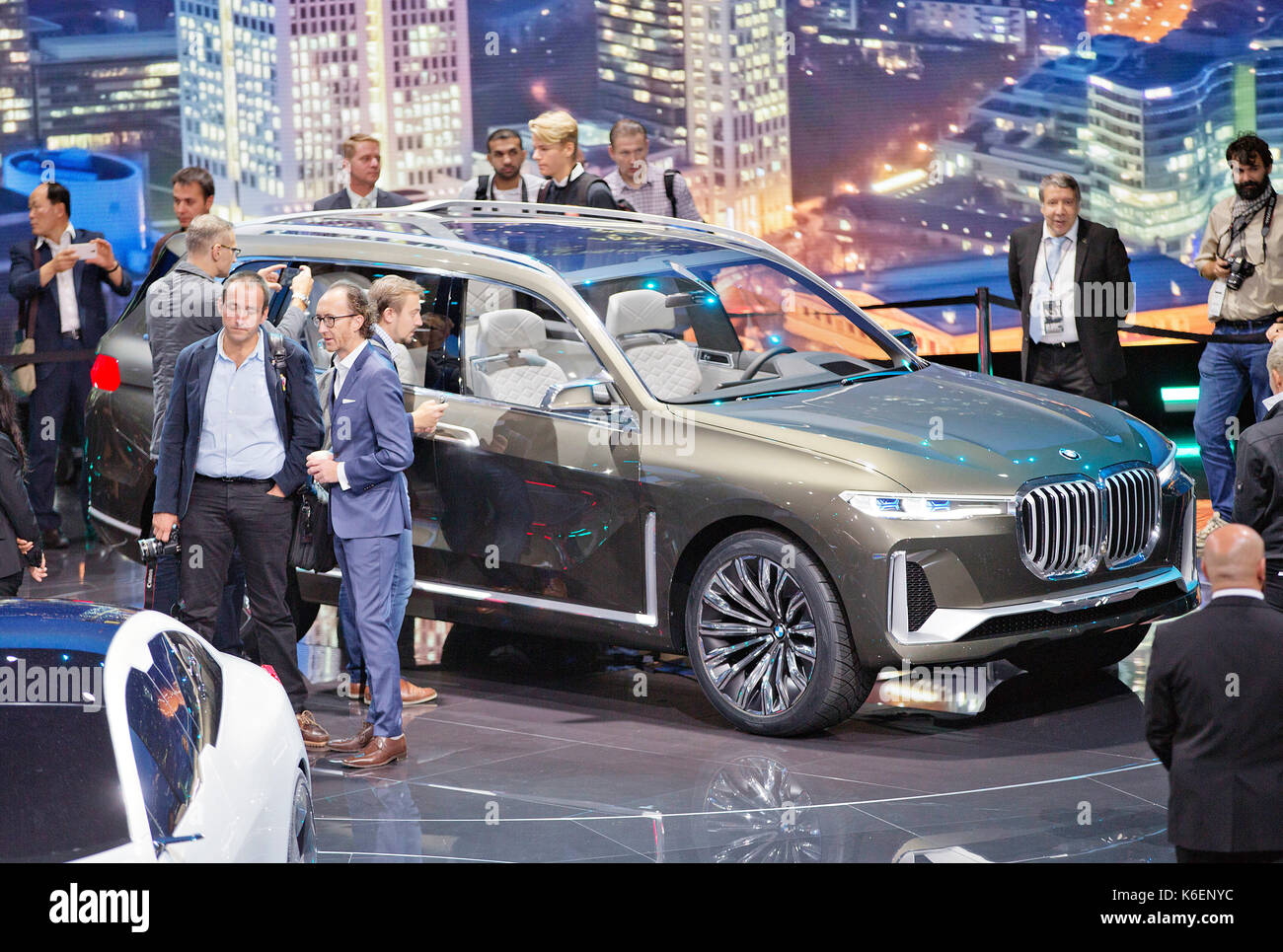 Plug-in hybride SUV BMW X7 Stock Photo - Alamy