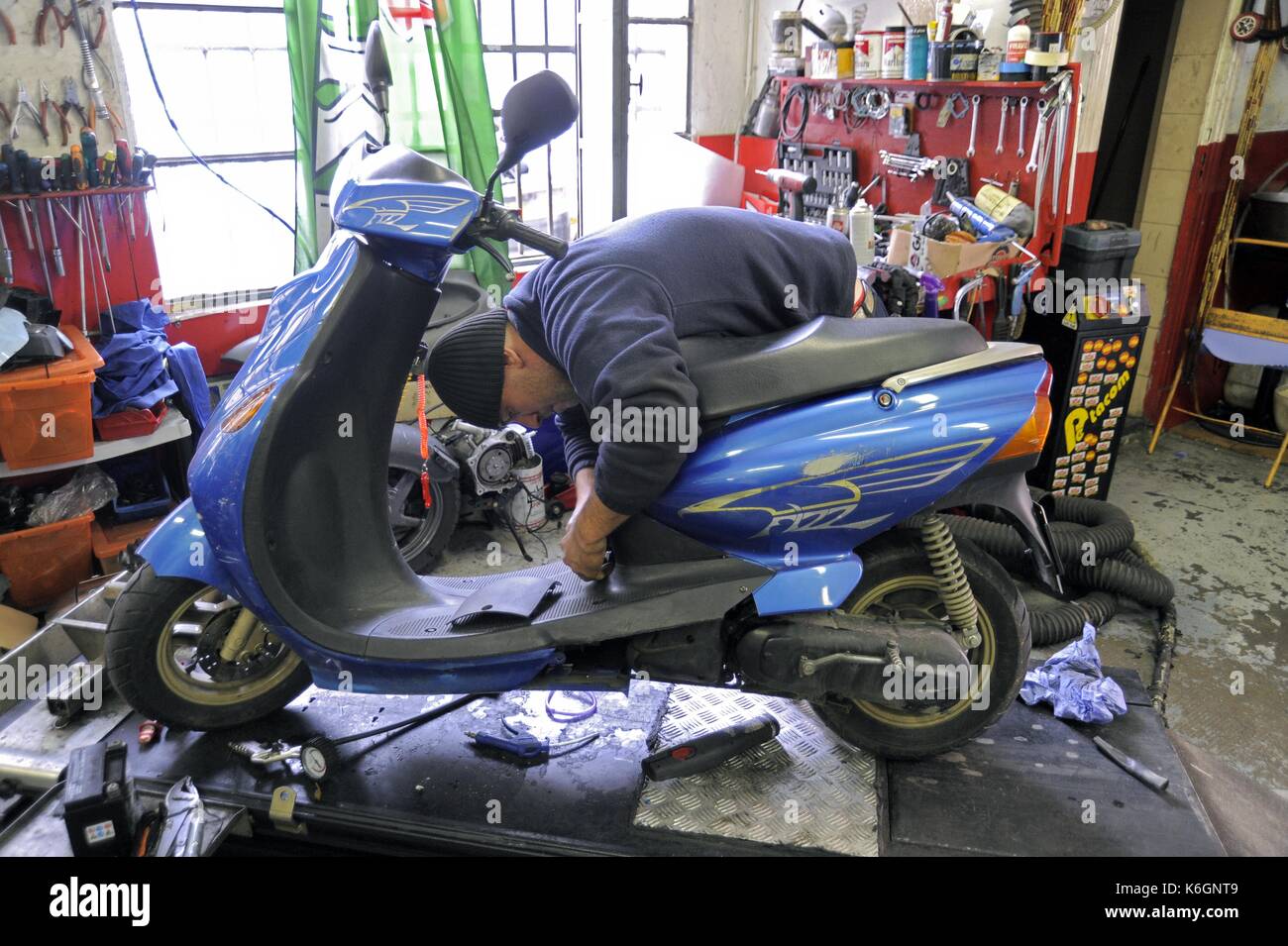 workshop for repair of motorcycles and scooters (Milan, Italy Stock Photo -  Alamy