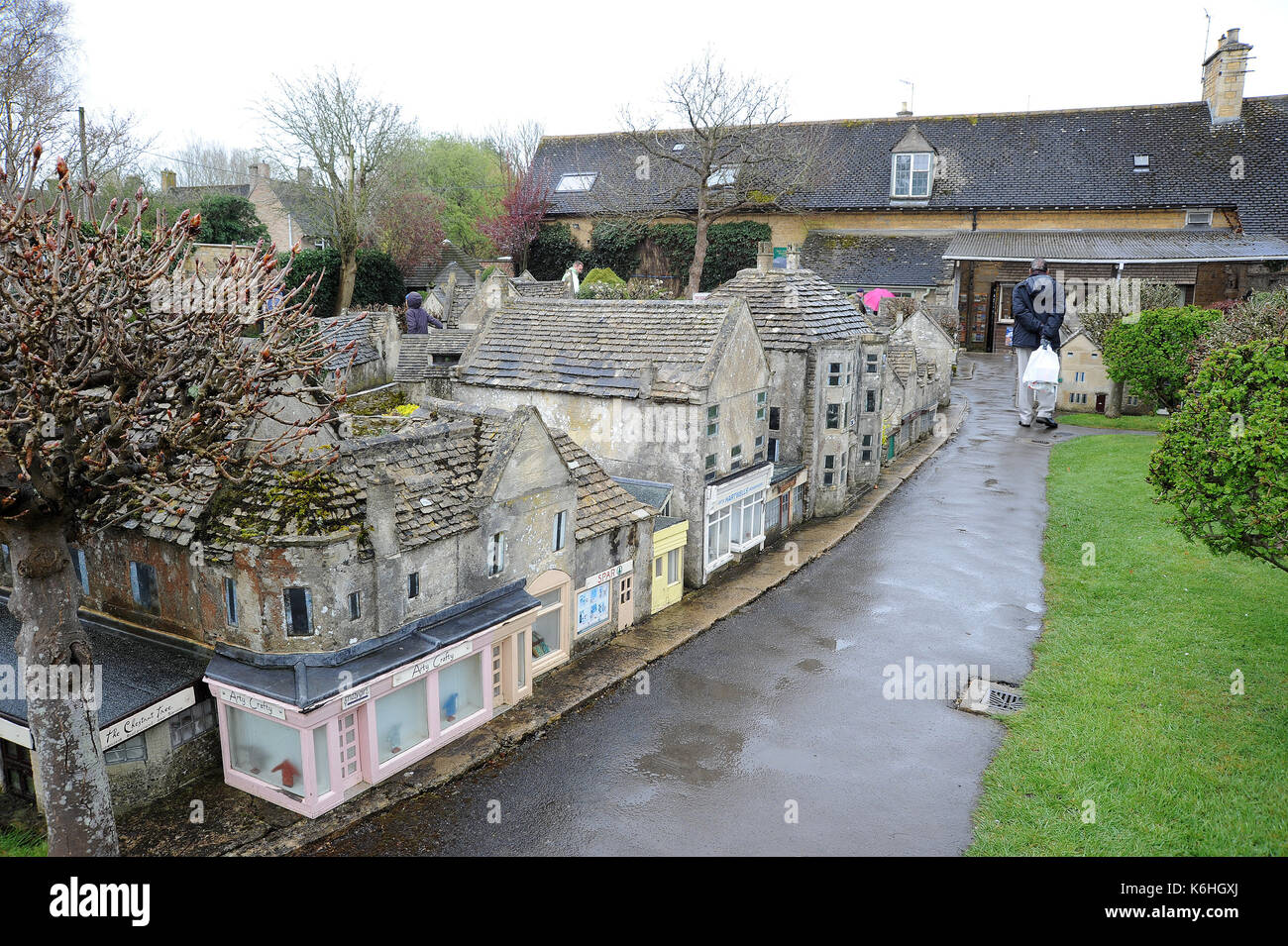 bourton-on-the-water-model-village-a-one-nineth-scale-model-of-the