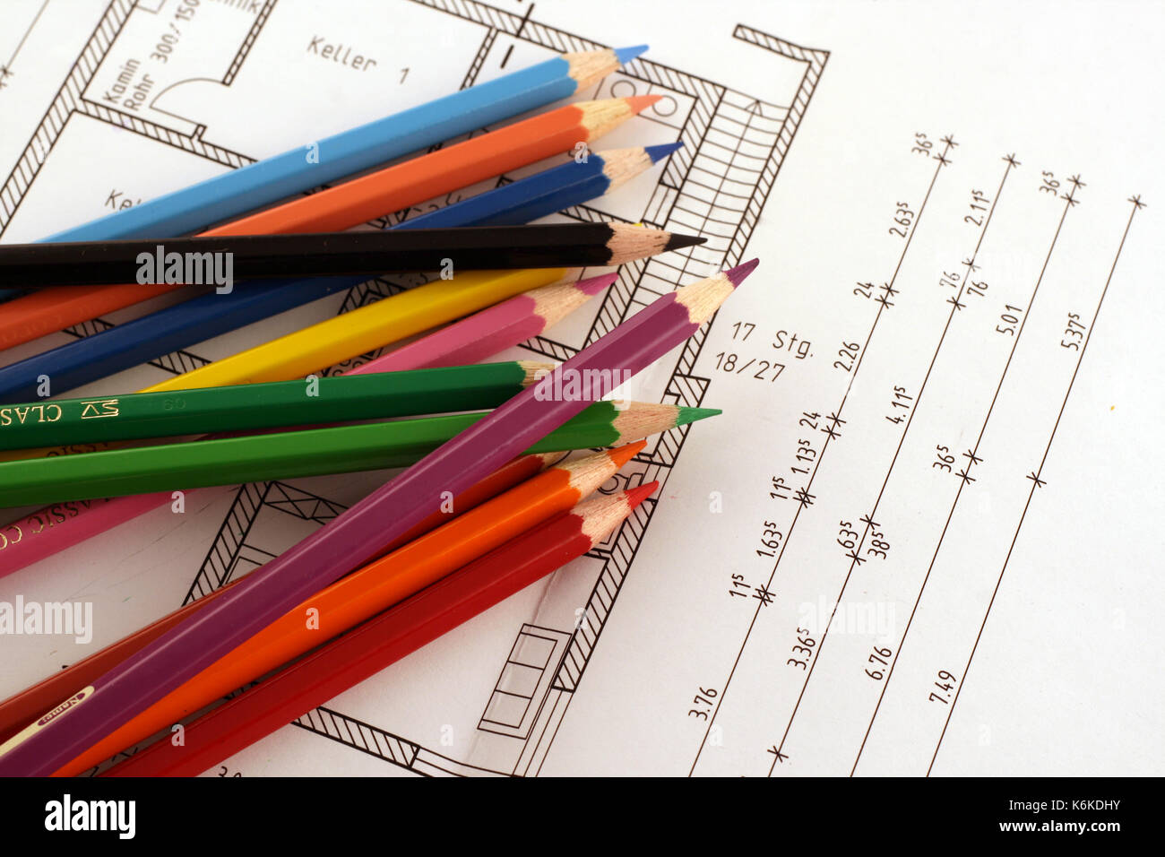 Kalkulieren von Baukosten mit Farbstiften Stock Photo