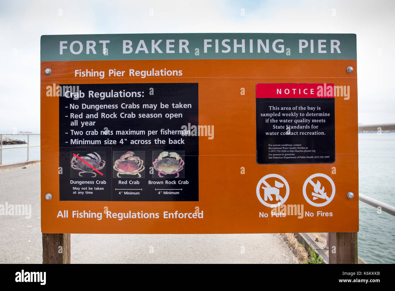 Fort Baker fishing pier, fishing pier regulations, crab fishing regulations, crab season, Fort Baker, city of Sausalito, Marin County, California Stock Photo