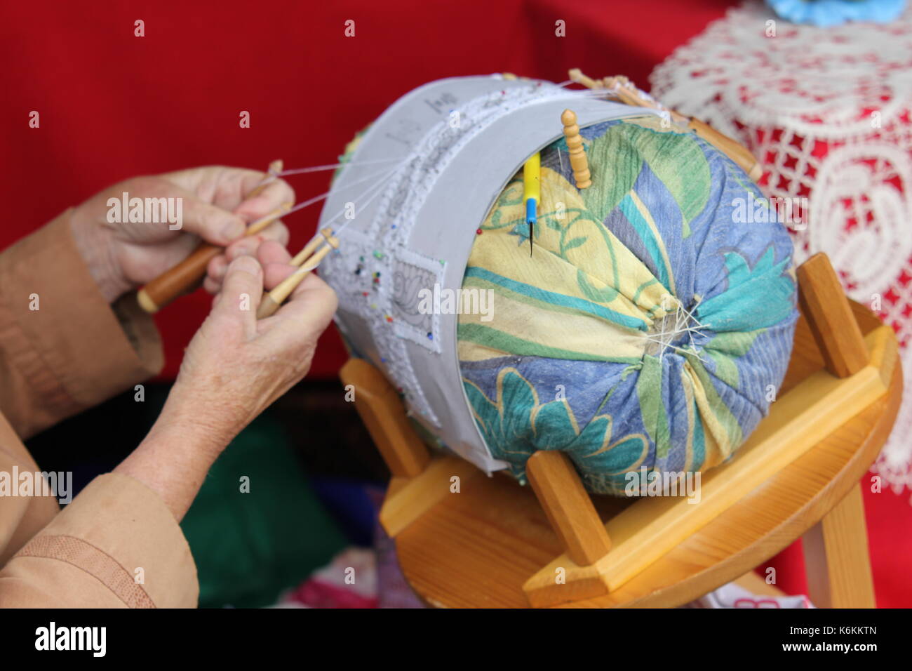 Glöppeln. handarbeit, glocke, glöckchen, häkeln, handwerk,  spitzenstickerin, alm, schweiz, klöpplerin, dekoration, hand,  kunsthandwerk, klöppelspitze Stock Photo - Alamy