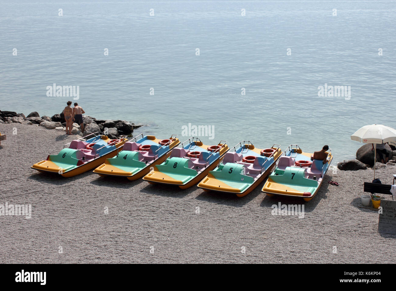 Tretbootverleih am Gardasee in Italien. Stock Photo