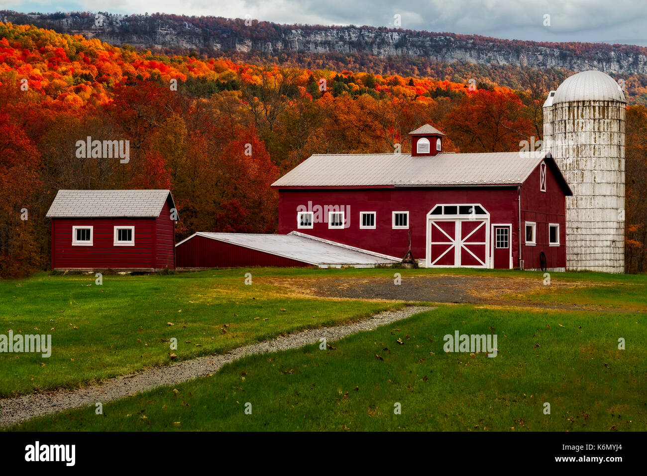 Hudson Valley NY Countryside - Red barns and grain silo with Mohonk Mountain and Shawangunk Ridge, also known as the Shawangunk Mountains or The Gunks Stock Photo