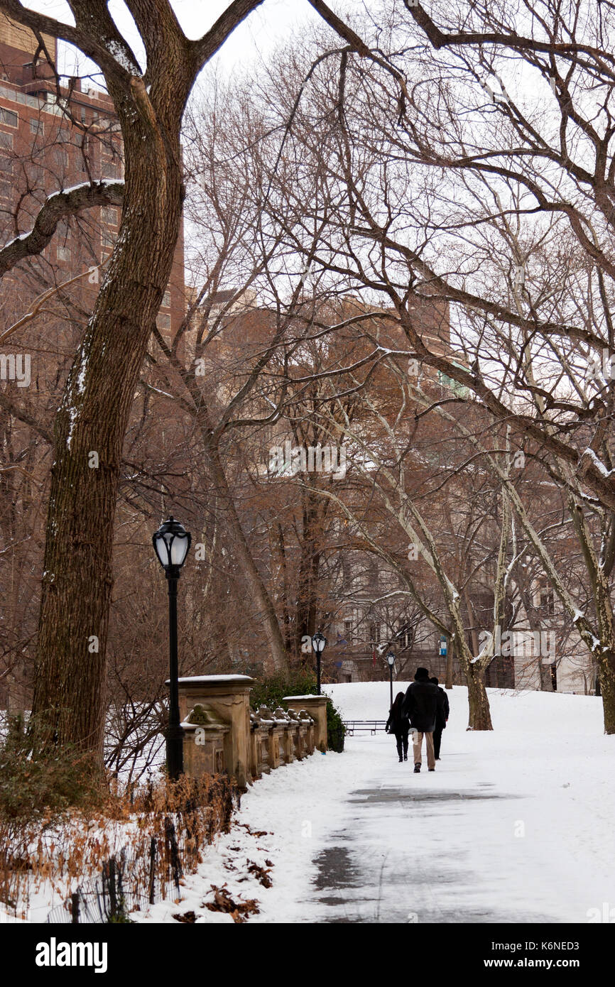 People walking in a park hi-res stock photography and images - Alamy