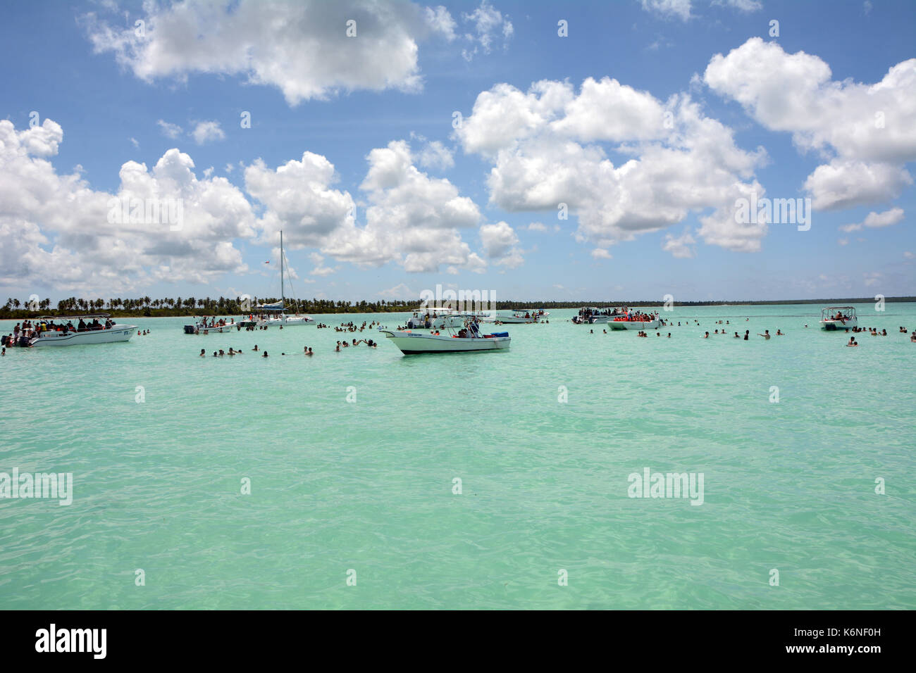 Holidaymakers visiting Piscina Natural Isla Saona Dominican