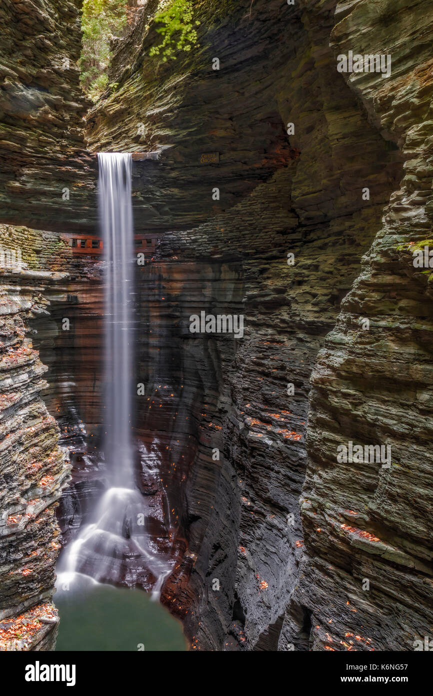 Cavern Cascade Watkins Glen State Park - Cavern Cascade is one of the many waterfalls you will find at Watkins Glen SP.   A nice feature of this parti Stock Photo