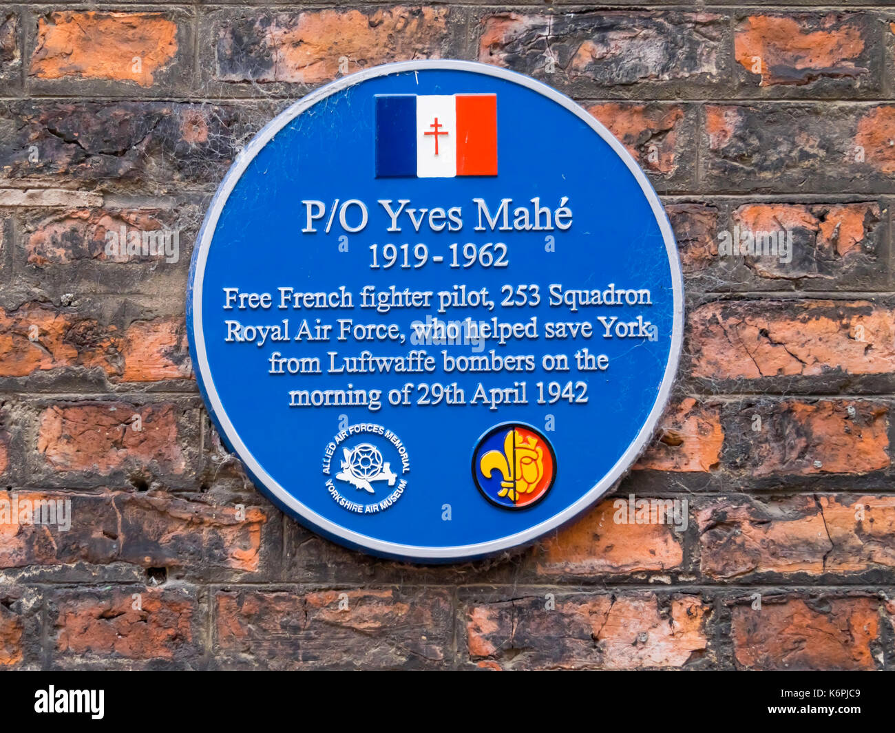 Blue plaque in York City Centre commemorating  Free French Pilot Officer Yves Mahé 1919-1962 who helped save York from Luftwaffe Bombers 29 April 1942 Stock Photo