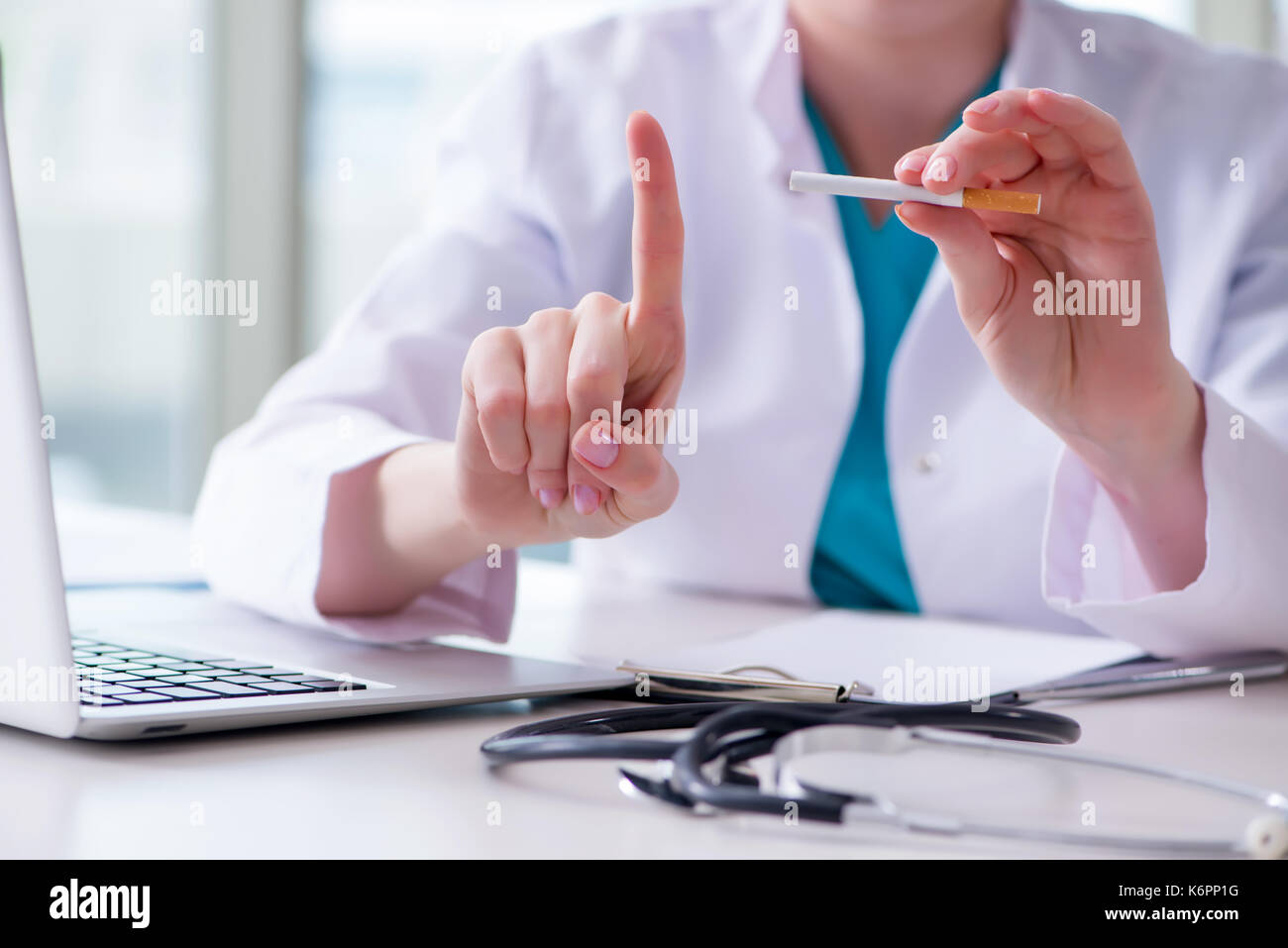 Doctor in anti smoking concept Stock Photo - Alamy
