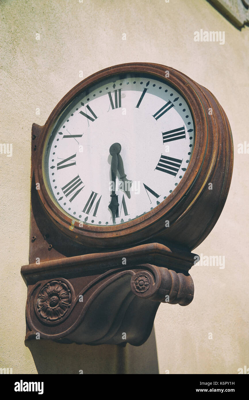 External clock hires stock photography and images Alamy