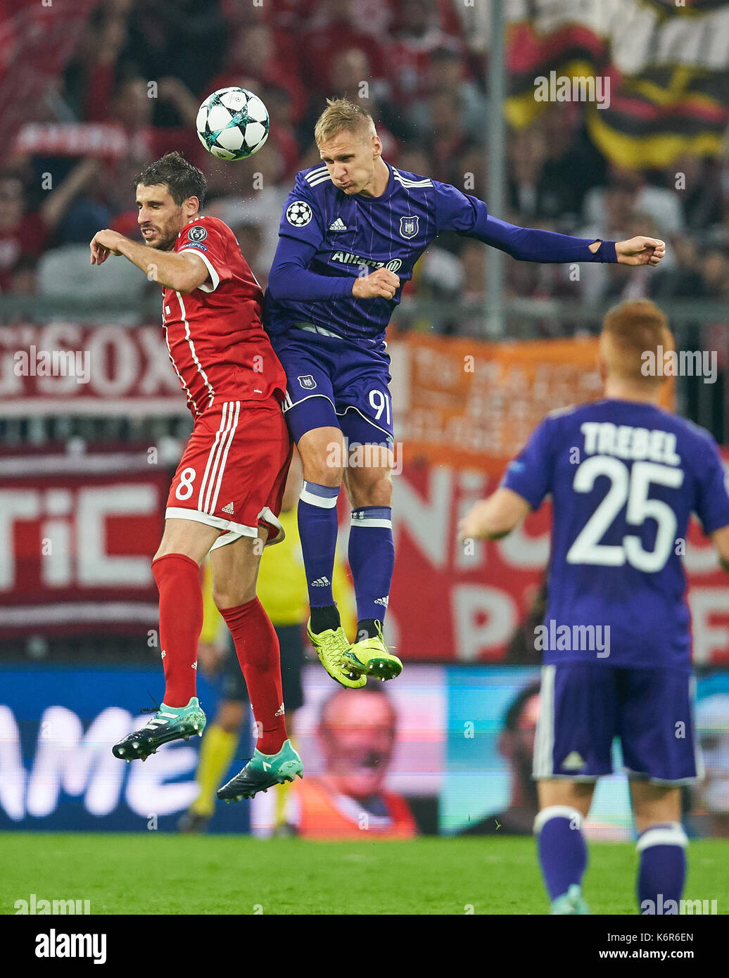 Munich, Germany. 12th Sep, 2017. Javi MARTINEZ, FCB 8 compete for the ball against Lukasz TEODORCZYK, RSC ANDERLECHT 91 UEFA Champions League group stage, FC BAVARIA MUNICH - RSC ANDERLECHT 3-0 in Munich, Sept 12, 2017 Credit: Peter Schatz/Alamy Live News Stock Photo