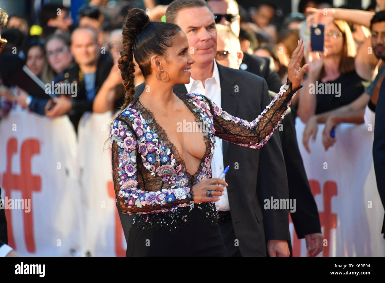 Toronto, Ontario, Canada. 13th Sep, 2017. Actress HALLE BERRY attends 'KING13' premiere during the 2017 Toronto International Film Festival at Roy Thomson Hall on September 8, 2017 in Toronto, Canada Credit: Igor Vidyashev/ZUMA Wire/Alamy Live News Stock Photo