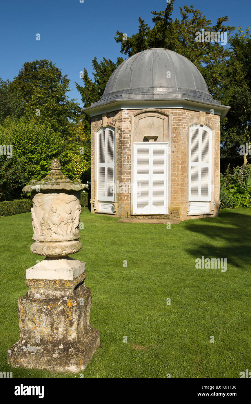 UK, England, Essex, Saffron Walden, Bridge End Gardens, Summerhouse Lawn, octagonal summerhouse Stock Photo