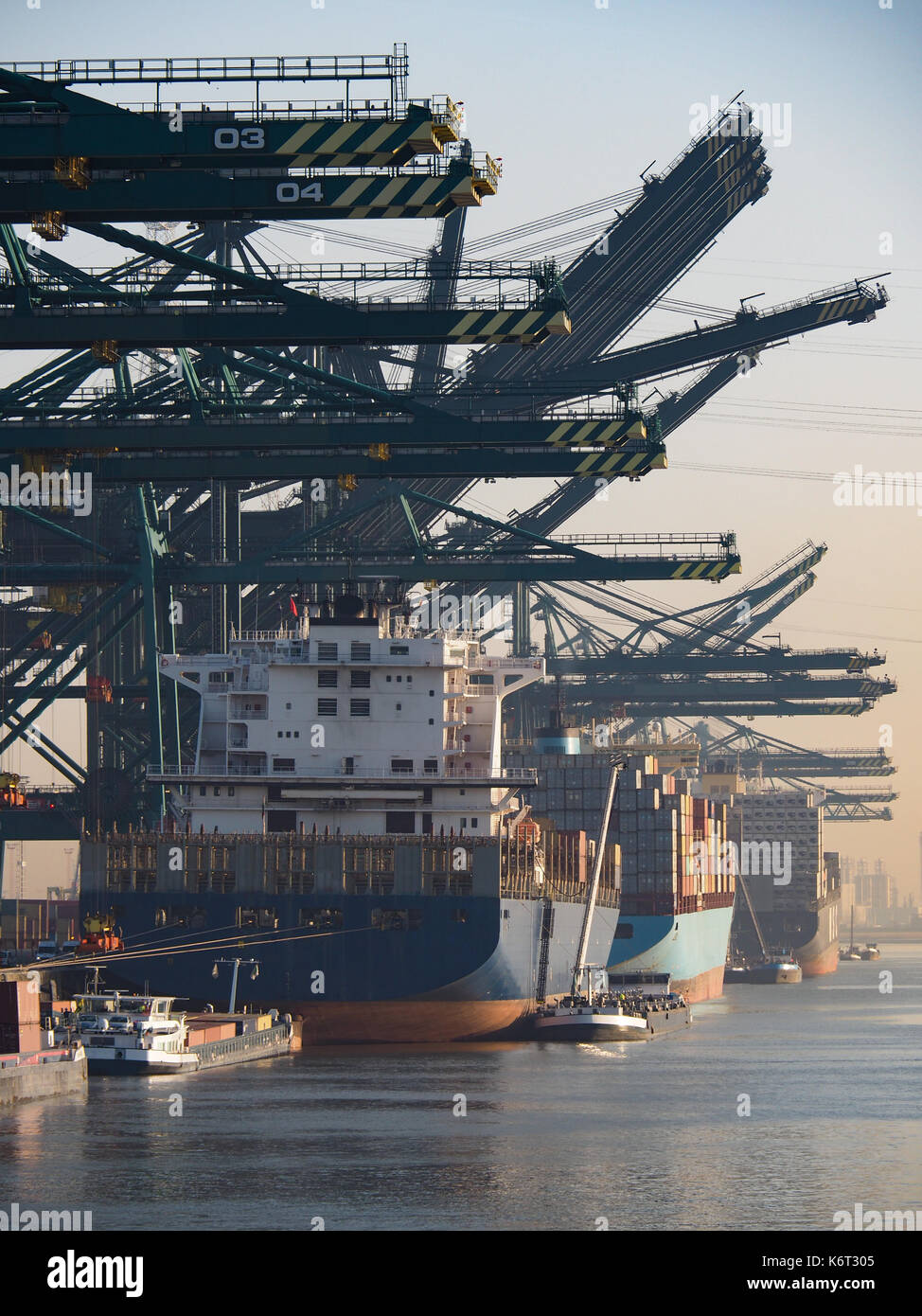 Harbor cranes unloading containers hi-res stock photography and images ...