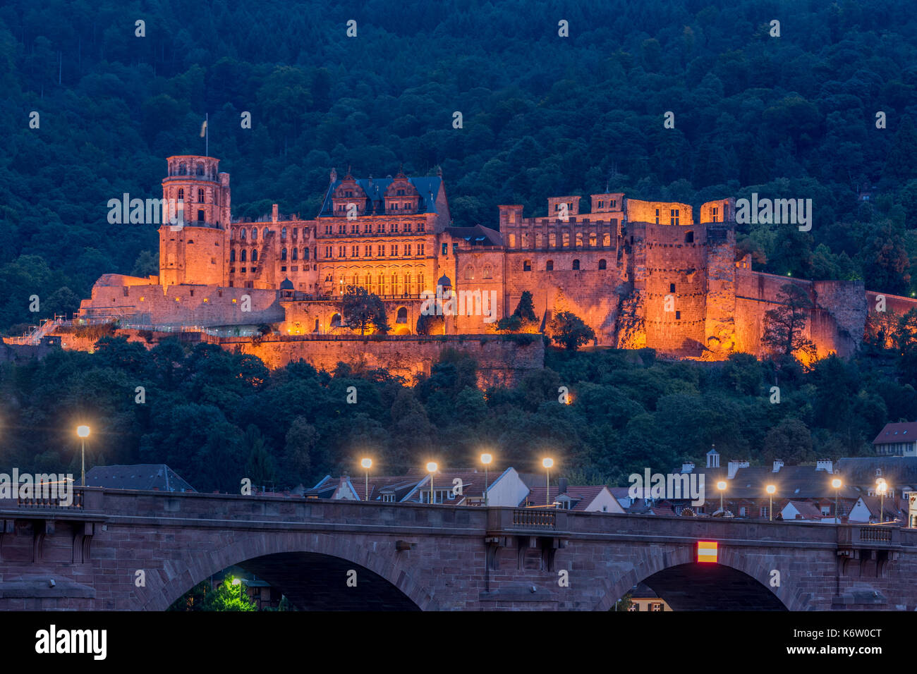 Reisen, Deutschland, Badenwürtemberg, Heidelberg, Neckarufer, September 02. Das bei Nacht beleuchtete Heidelberger Schloss. Stock Photo