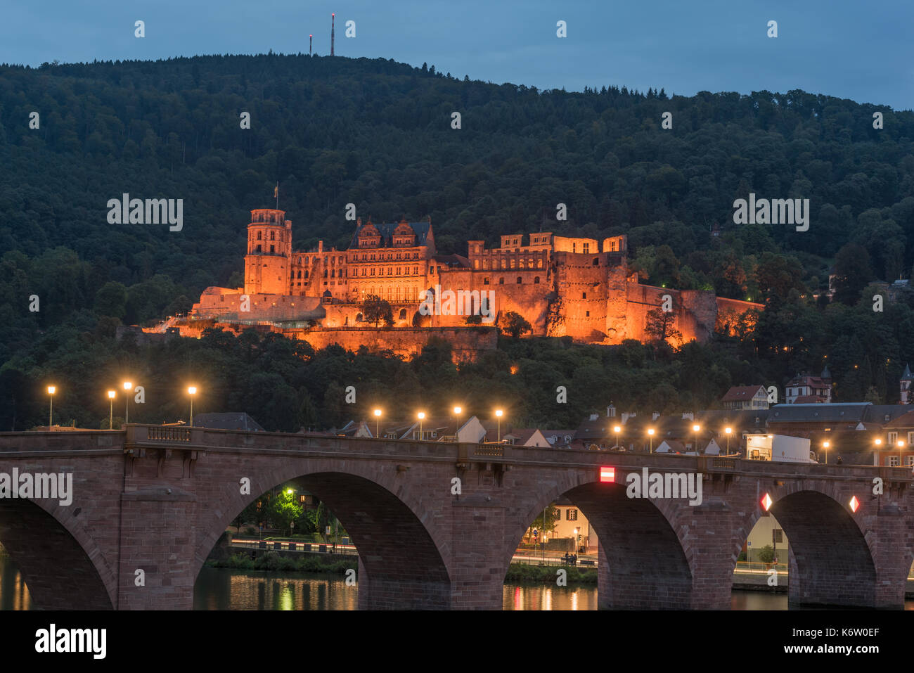 Reisen, Deutschland, Badenwürtemberg, Heidelberg, Neckarufer, September 02. Das bei Nacht beleuchtete Heidelberger Schloss. Stock Photo