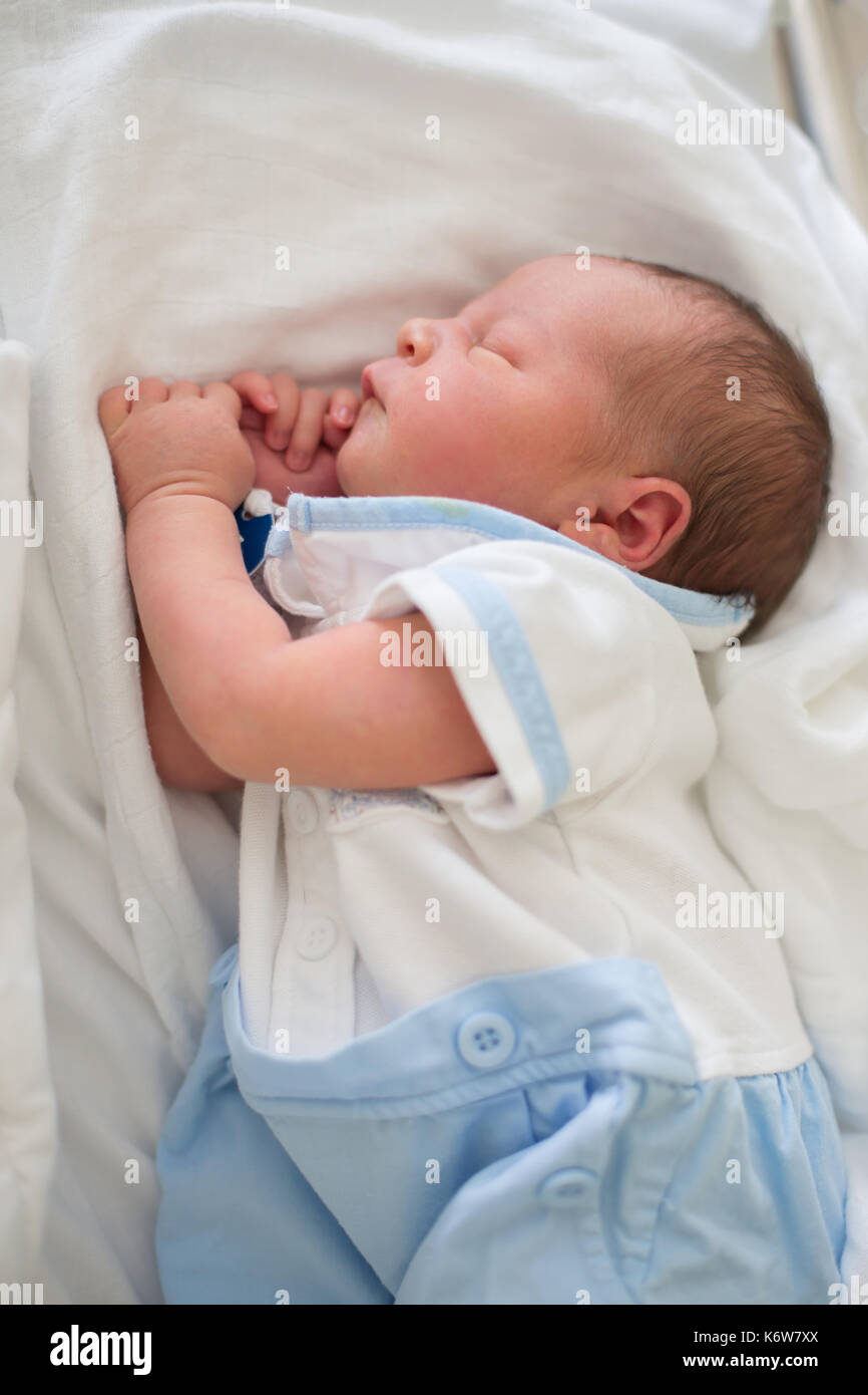 Beau bébé nouveau-né garçon, fixant en crèche de l'hôpital prénatale Photo  Stock - Alamy