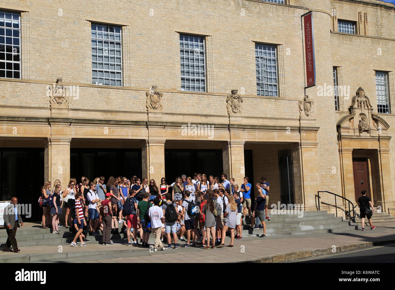 Large tour group of visiting students outside Weston Library, University of Oxford, England, UK Stock Photo