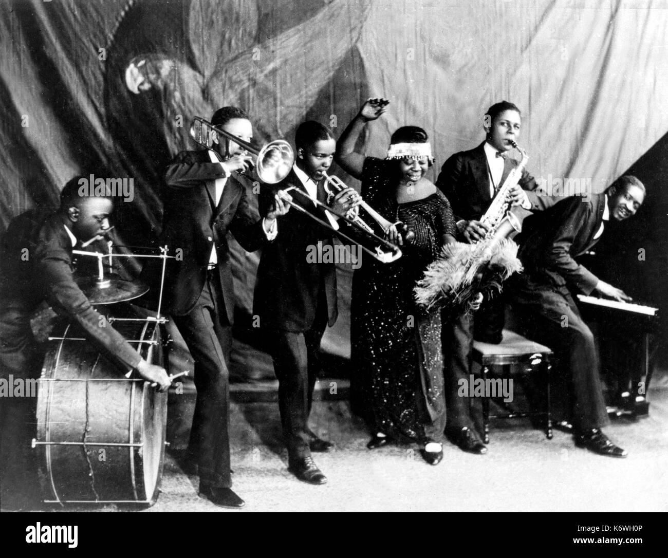Rainey, Gertrude or Ma Rainey with accompanists, G. Washington-drums, Al Wynn-trombone, D. Nelson-trumptet, E. Pollack-saxophone, T.A. Dorsey-piano.  1886-1939-American blues singer,composer Stock Photo