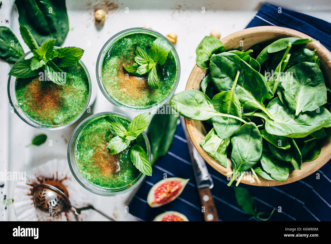 Green smoothies with leaves of fresh mint Stock Photo Alamy