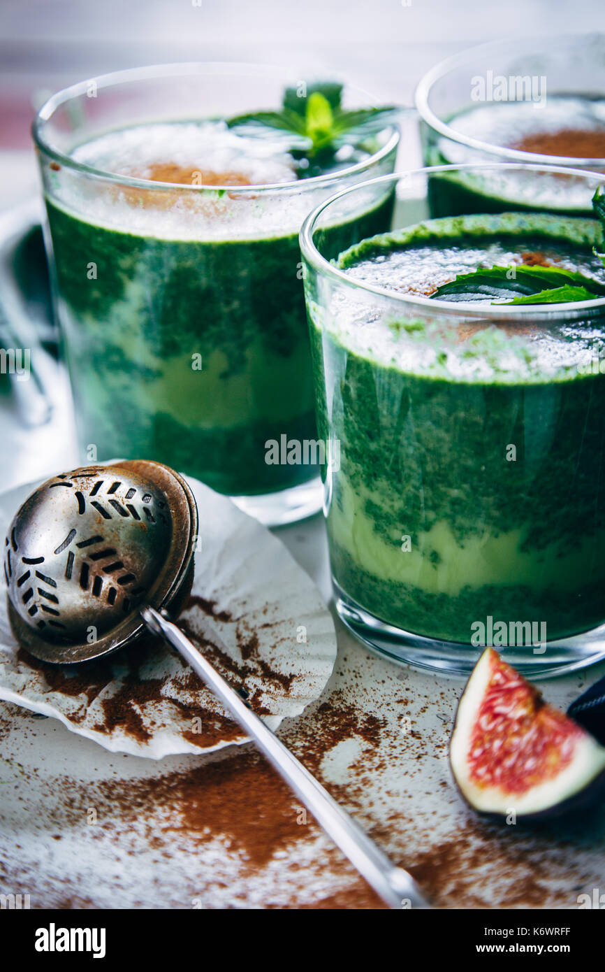 Green smoothies with leaves of fresh mint Stock Photo Alamy