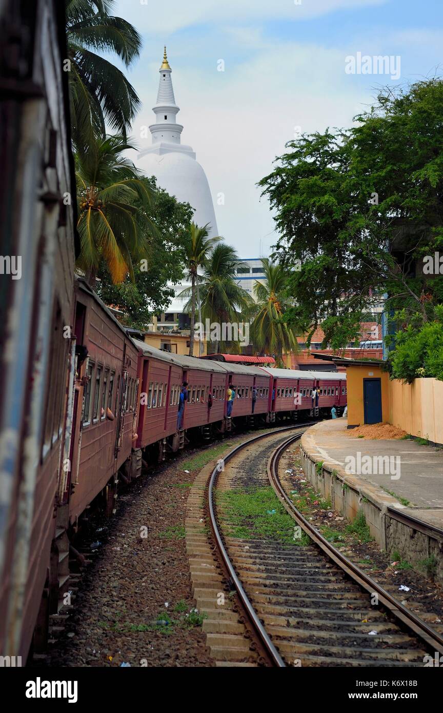 sri-lanka-western-province-train-from-galle-to-colombo-the-train
