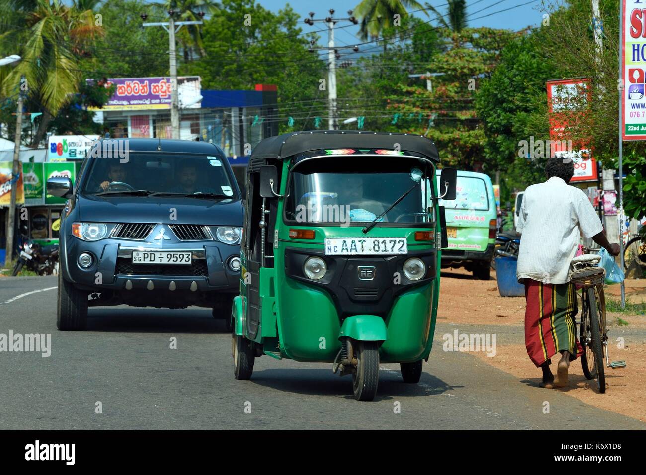 Sri Lanka, North Central province, Polonnaruwa, three-wheeler and SUV Stock Photo