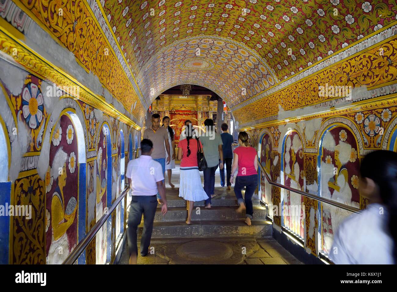 Sri Lanka, center province, Kandy, Temple of the Buddha Tooth (Sri Dalada Maligawa), entry hall decorated with floral motifs and people bringing offerings Stock Photo