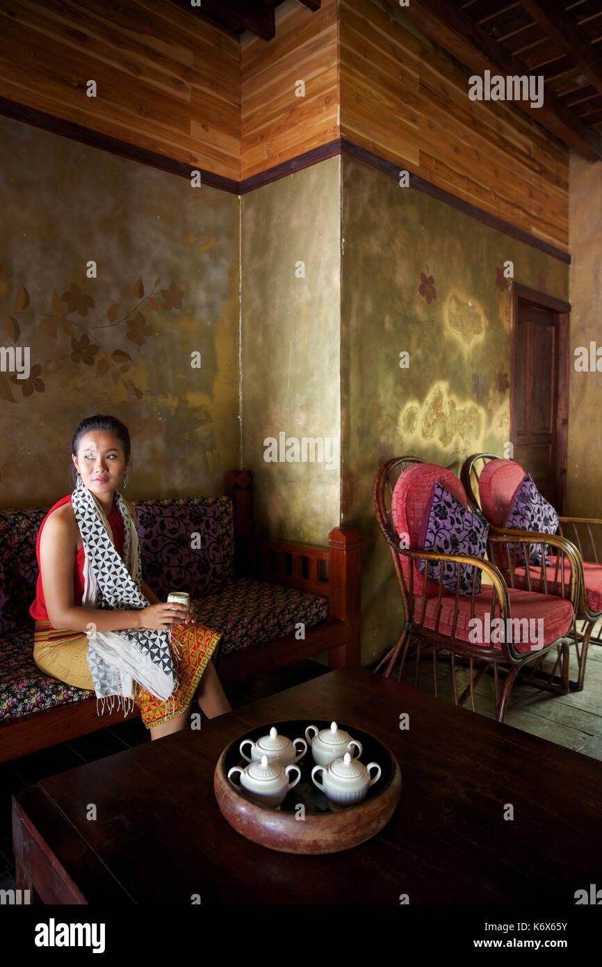 Laos, Luang Prabang, pretty Lao a tea in the hand in the decor licked of the spa Hibiscus installed in a old colonial house Stock Photo