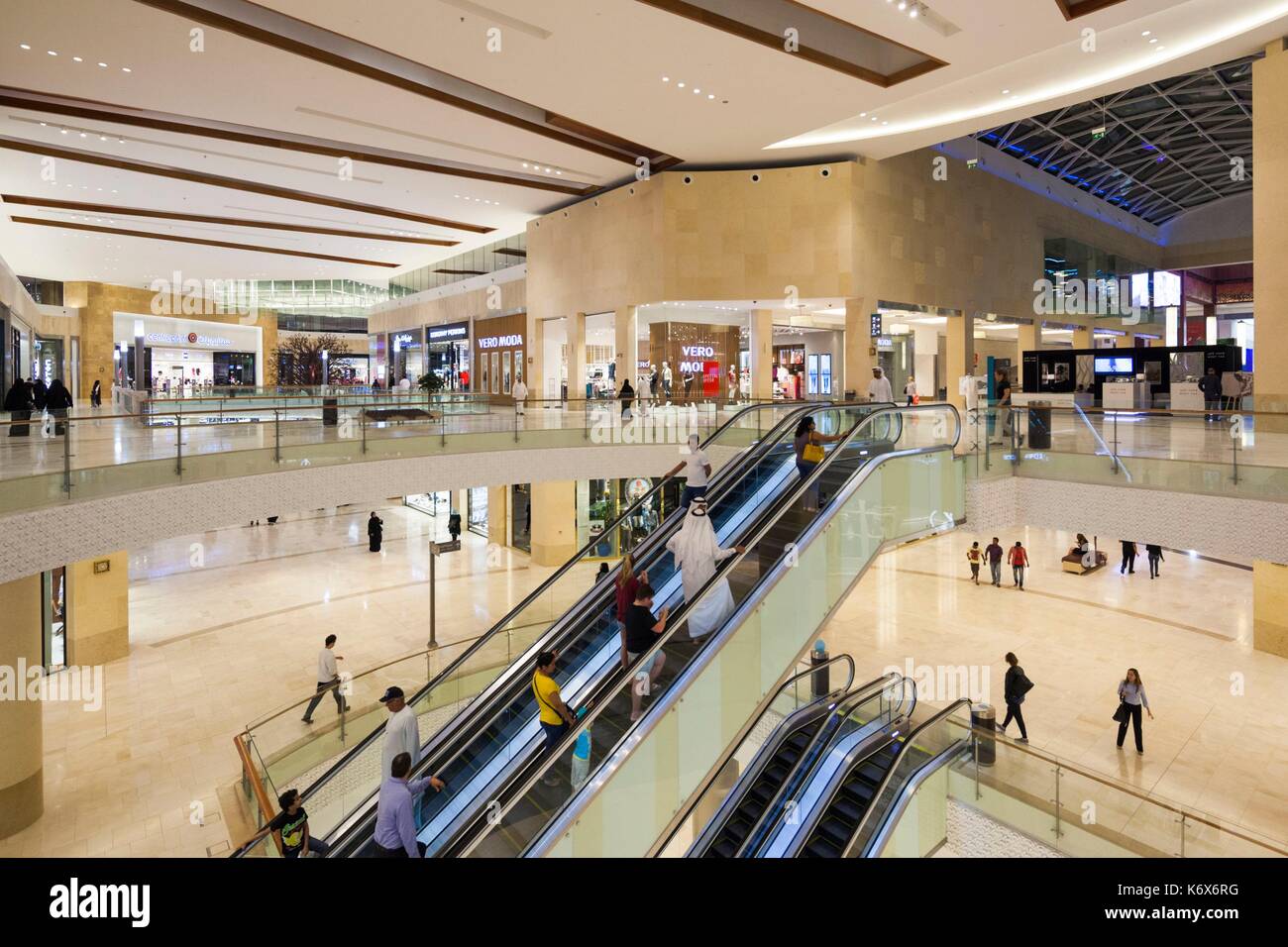 Grund trompet offentliggøre United Arab Emirates, Abu Dhabi, Yas Island, Yas Mall, interior, opened in  2015 Stock Photo - Alamy