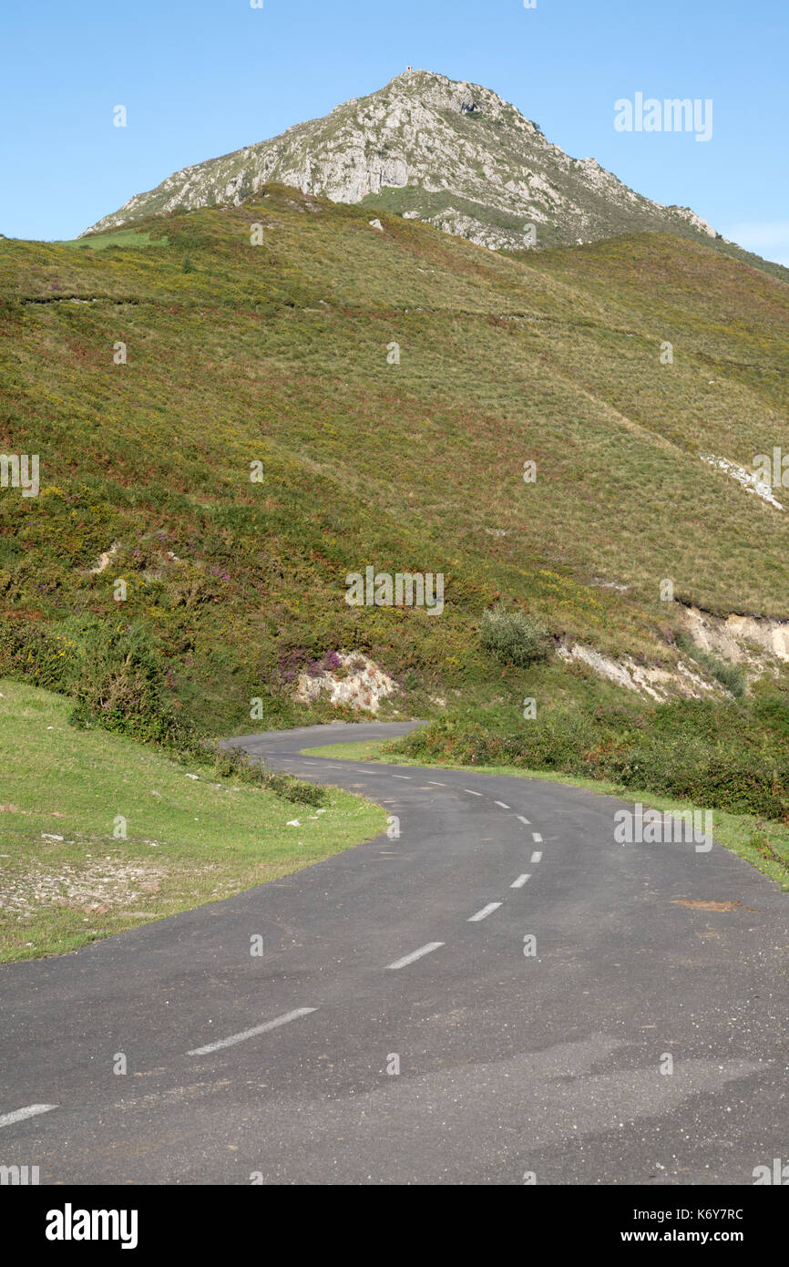 road-in-picos-de-europa-mountain-range-alto-del-torno-austurias