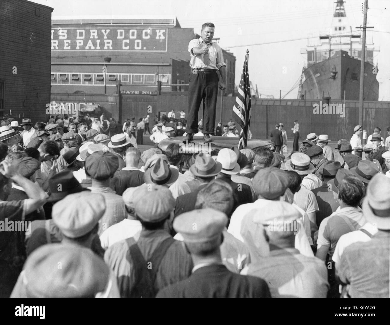 Union organizer during the 1930's militantly urges longshore workers to join the Union. Brooklyn, NY, 1930s. Stock Photo