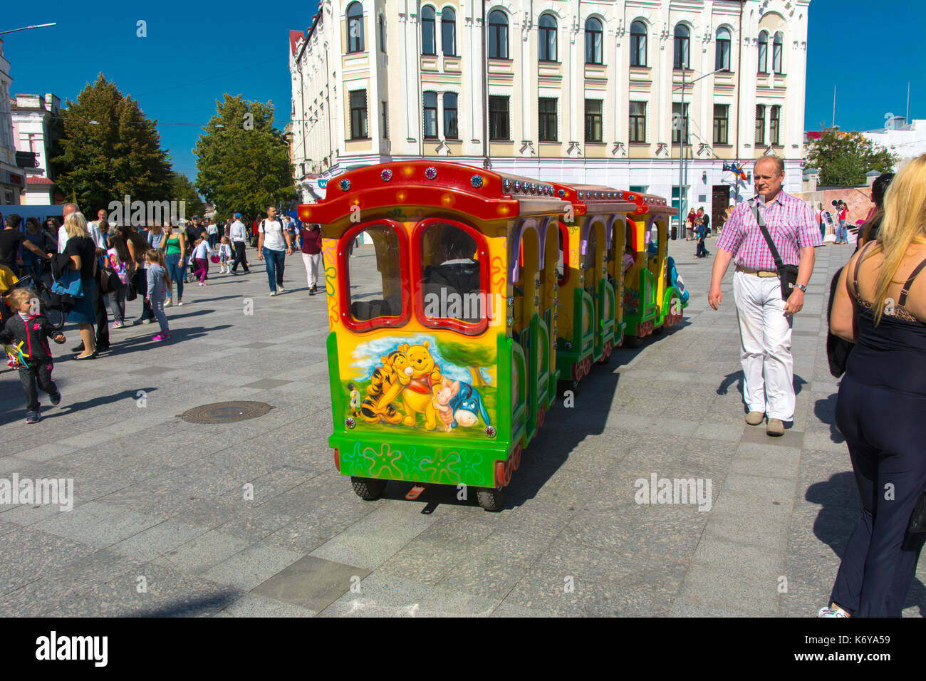 Giovane madre commuter con i bambini piccoli sulla strada per la scuola, a  piedi sulla stazione del tram in città Foto stock - Alamy