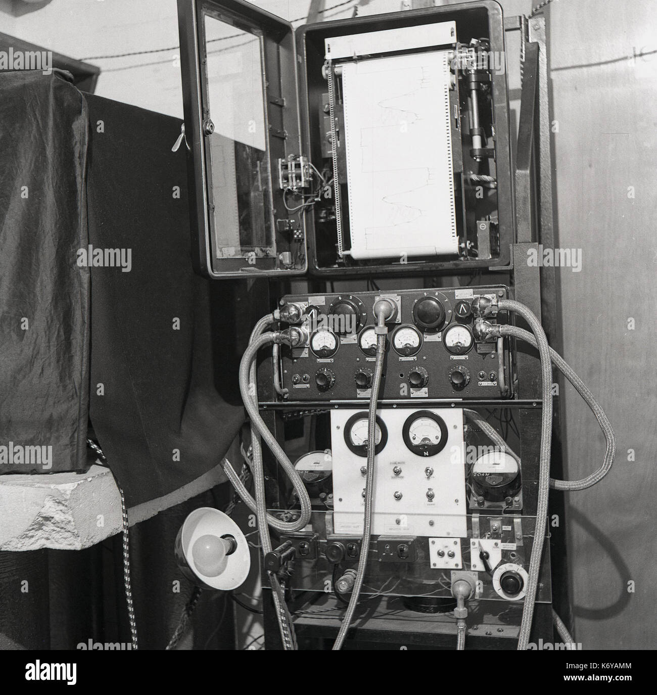 Early 1950s, Oxford University, Chemistry department, picture shows a double beam infra-red spectrometer used to record a number of different types of spectra. Stock Photo