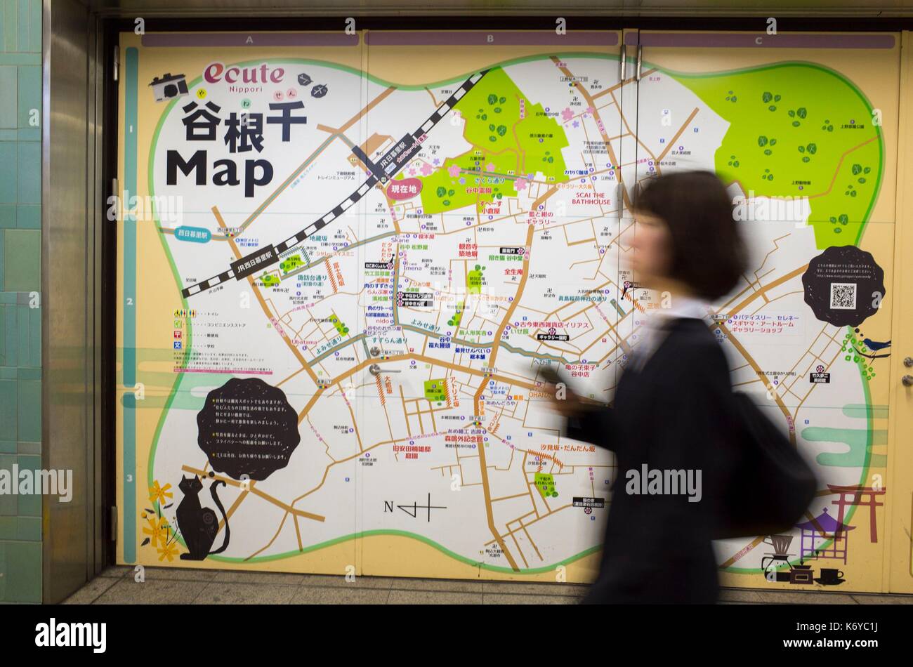 Japan, Tokyo, Shimbashi metro station, traveler in front of city map Stock Photo