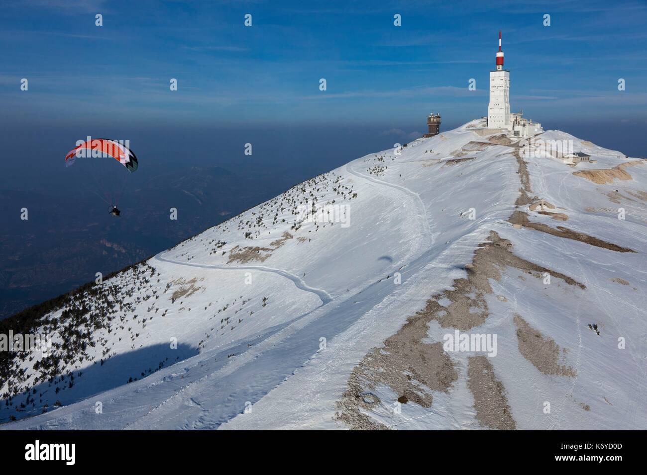 France, Vaucluse, Bedoin, Mont Ventoux, D974, Ulm, motorized paraglider