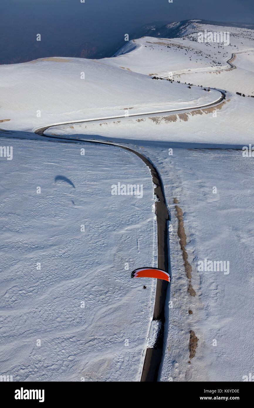 France, Vaucluse, Bedoin, Mont Ventoux, D974, Ulm, motorized paraglider