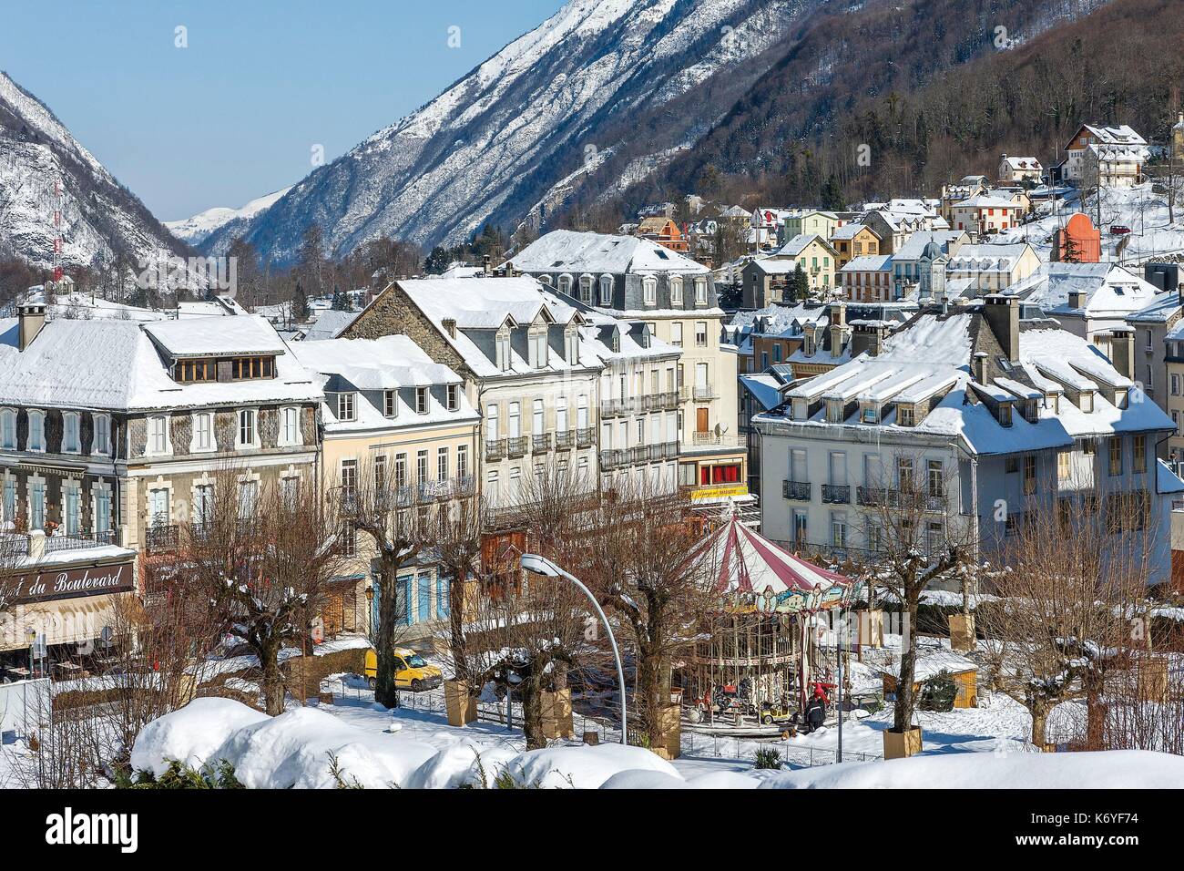 France, Hautes Pyrenees, listed at Great Tourist Sites in Midi Pyrenees,  Cauterets, Pyrenees National Park, view of the village under snow Stock  Photo - Alamy