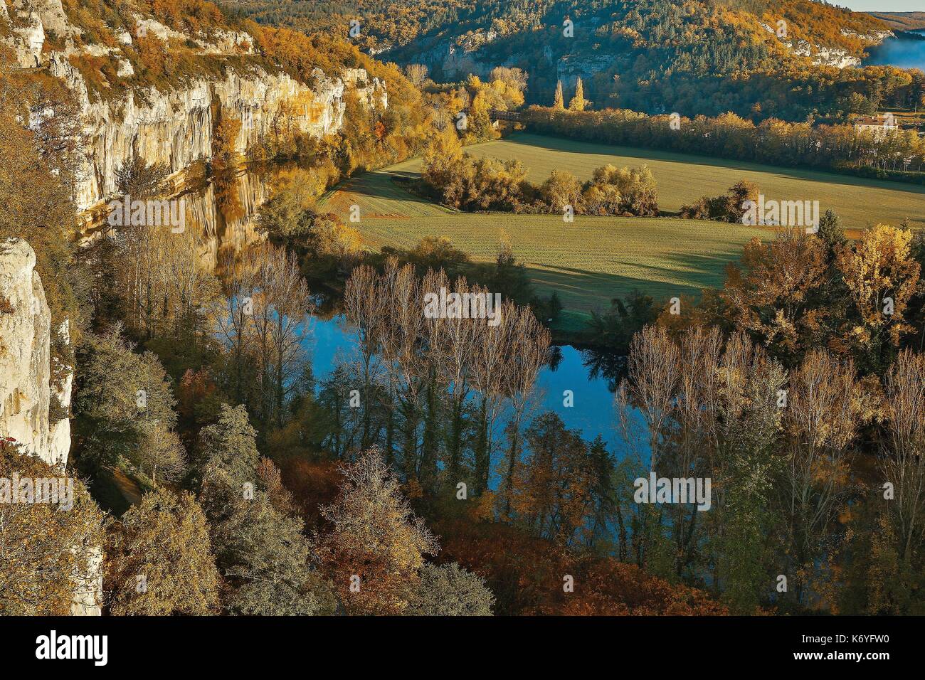 France, Lot, valley of the river Lot, Natural regional park Causses du Quercy, cliffs overlooking the Lot Stock Photo