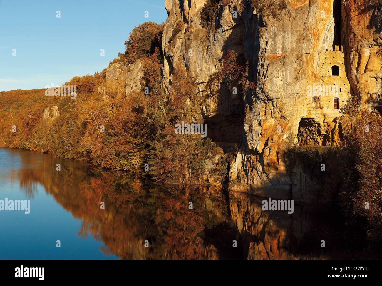 France, Lot, valley of the river Lot, Natural regional park Causses du Quercy, Bouzies, fortified cliffs of Bouzies Stock Photo
