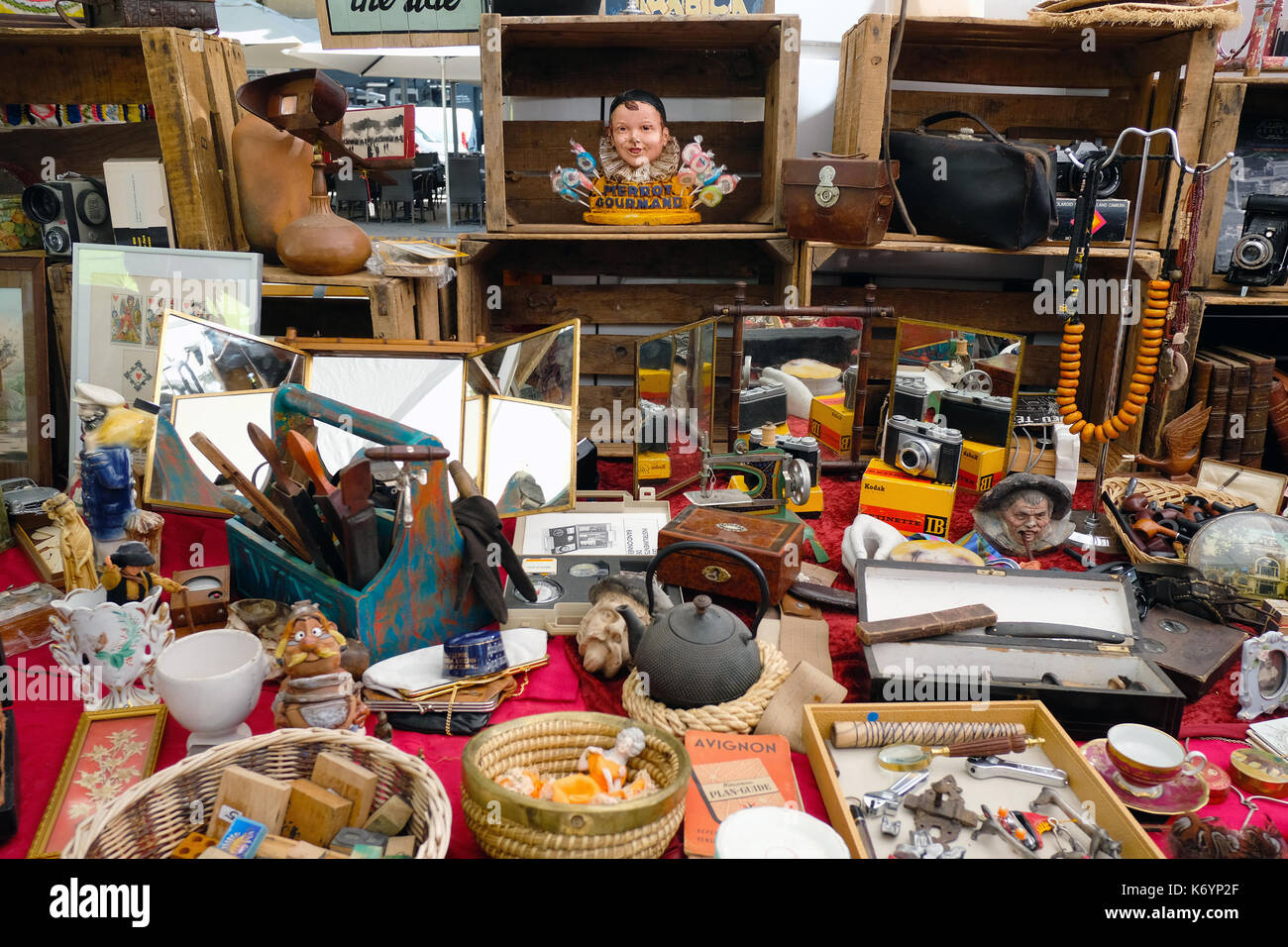 Market stall selling antiques and collectibles near Les Halles in Avignon, Provence, France Stock Photo