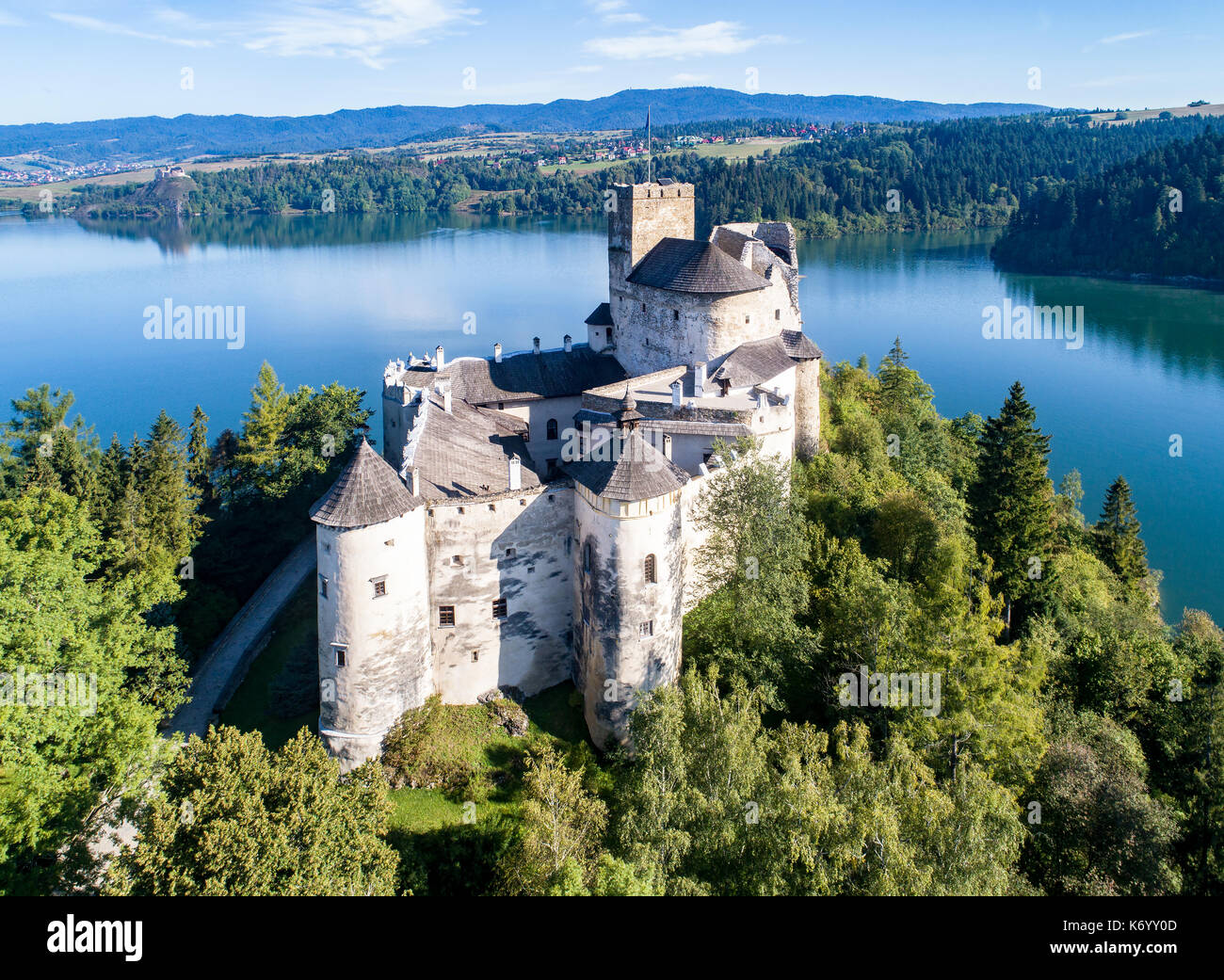 Poland. Medieval Castle in Niedzica, dating back to 14th century (upper castle), Polish or Hungarian in the Past. Artificial Czorsztyn Lake and far vi Stock Photo
