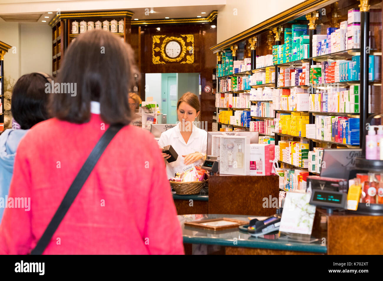 фармацевт. провизор в аптеке. городская фармация. городская фармация. доброжелательный фармацевт.