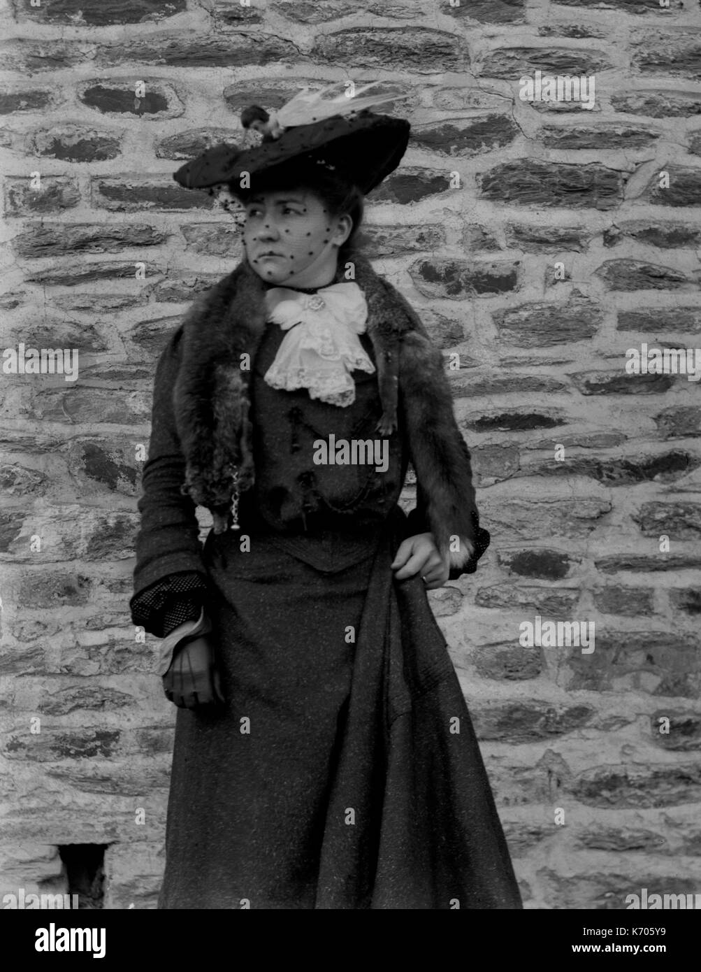 AJAXNETPHOTO. 1891-1910 (APPROX). FRANCE. - PORTRAIT OF A WOMAN WITH A HAT OUTDOORS IN A LONG DRESS. PHOTOGRAPHER:UNKNOWN © DIGITAL IMAGE COPYRIGHT AJAX VINTAGE PICTURE LIBRARY SOURCE: AJAX VINTAGE PICTURE LIBRARY COLLECTION REF:AVL FRA 1890 B29X1223 Stock Photo